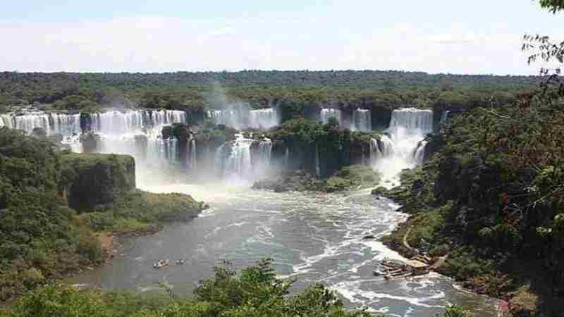 Iguazu Şelalesi, Arjantin ve Brezilya